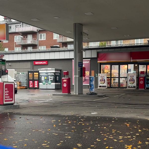 vy från macken, bensinpumpar och butik