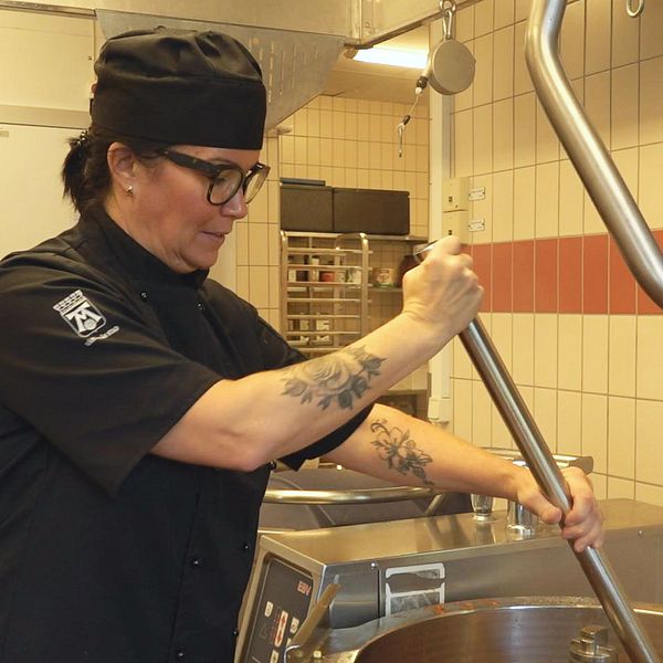 Sabina Larsson, köksmästare på Skallbergsskolan lagar skollunch utan vatten under krisövning.