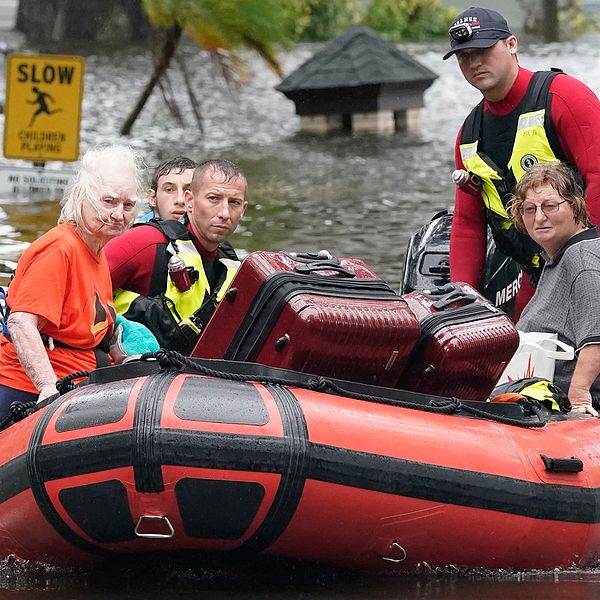 Människor som räddats undan flodvågorna i Orlando, Florida, i och med stormen Ian.