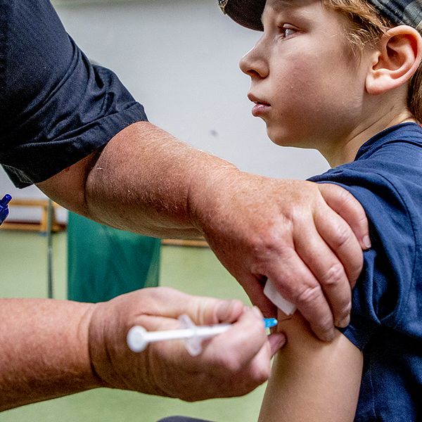 Bilden föreställer ett barn på tolv år som får en vaccindos mot covid-19.