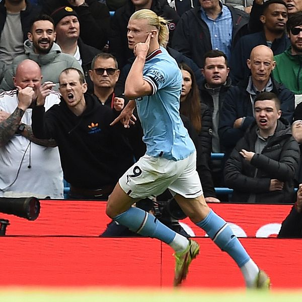 Manchester Citys Erling Braut Haaland har gjort två mål på en halvlek mot Manchester United.