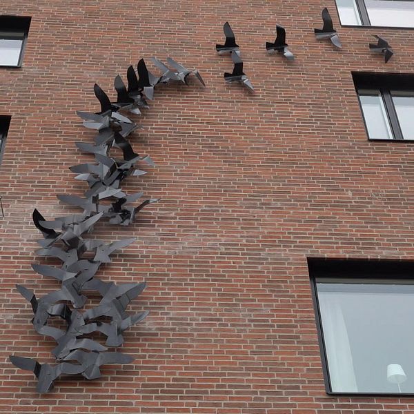 Lars Sjögrens väggskulptur ”Mot Rymd” återinvigd