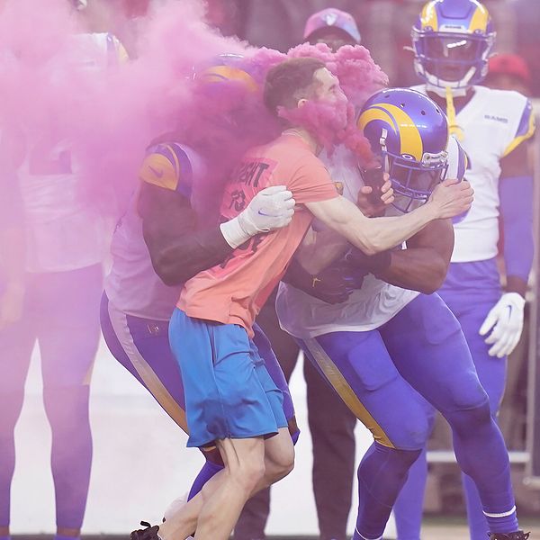 Los Angeles Rams Bobby Wagner och Takkarist McKinley tacklar en aktivist.