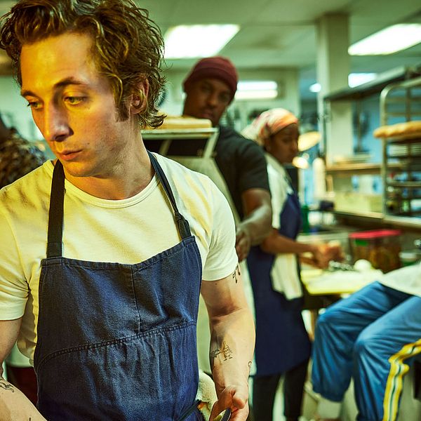 Jeremy Allan White spelar Carmy som tar över sin brors restaurang med dess knasiga men charmiga personal.