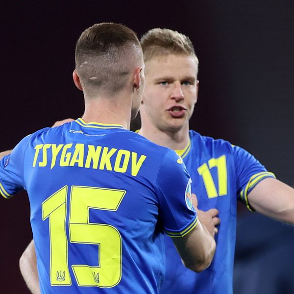 Ukraina, här med spelarna Viktor Tsyhankov och Oleksandr Zinchenko, kan arrangera fotbolls-VM 2030.