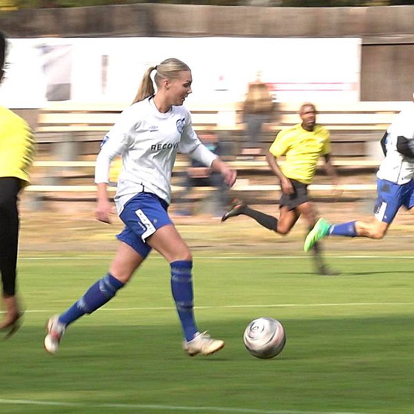 Fotbollsspelaren Emma Olsson spelar med Herrlaget Riddarhytte SK. Här i match mot IK Oden.