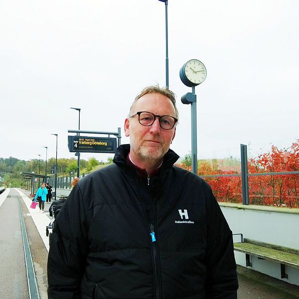 Peter Gyllander, presschef på Hallandstrafikenpå en tågperrong med ett Öresundståg i bakgrunden