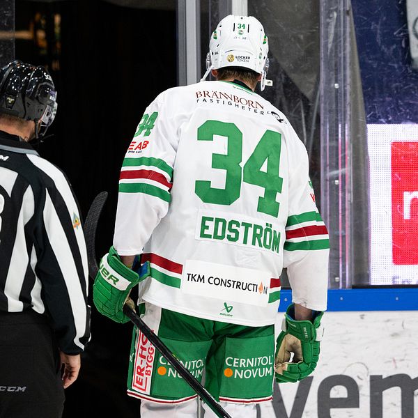 Adam Edström, Rögle, får matchstraff efter tackling mot huvudet.