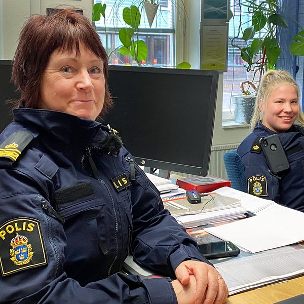 Susanne Lindström, områdespolis i Krylbo, sitter till vänster vid ett skrivbord iklädd polisuniform. Till höger sitter Elsa Edvardsson, som snart jobbat som polis i Avesta i ett år. De berättar vad polisen gör för att locka personer i Avesta till polisyrket.