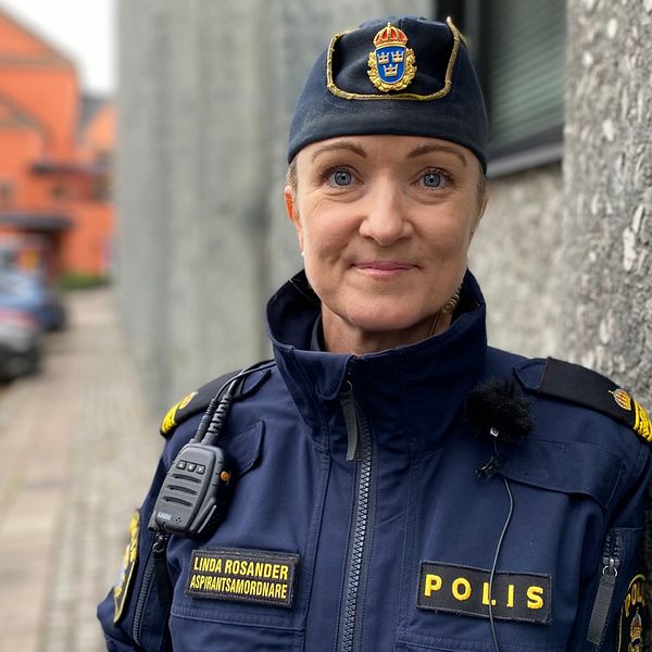 Linda Rosander, aspirantsamordnare vid polisen i Västmanland, svarar på frågor om rekryteringen till polishögkoslan.