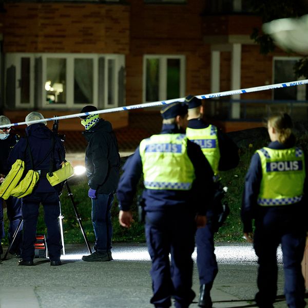 Poliser samlade vid platsen för torsdagens skjutning i Saltskog i Södertälje.