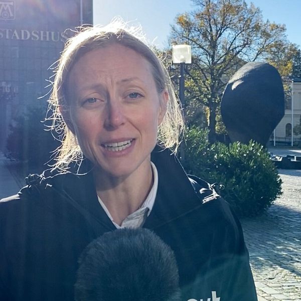 SVT:s reporter Maja Tengnér reder ut turerna kring fusket i hemtjänsten utanför stadshuset i Västerås.