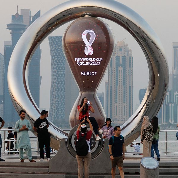 Alla besökare i Qatar under VM uppmanas ladda ner två appar, som enligt experter innehåller säkerhetsbrister.