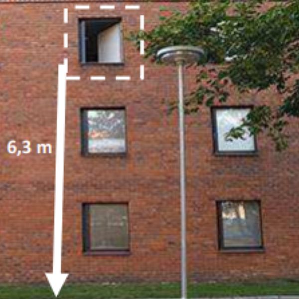 Bild på en tegefasad där ett fönster är markerat och en markering visar att höjden från fönstret är 6,3 meter.