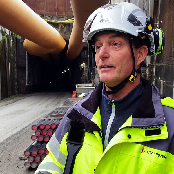 Jesper Mårtensson, ansvarig för miljö och tillstånd på Trafikverket framför tunneln.