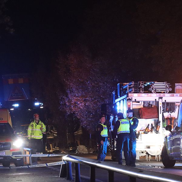 Bild på olycksplats utanför Grebbestad, ambulanspersonal och räddningstjänst