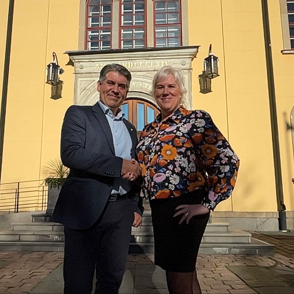 Niklas Borg (M) och Kristina Edlund (S) tar i hand – överens om att styra Linköping