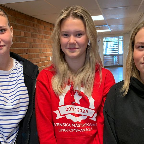 Eleverna Evelin Eldh, Lowa Haglöf och Maja Andersson i skolkorridoren