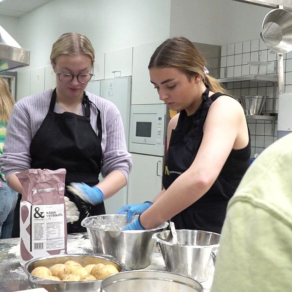 Elever på restaurangutbildningen lagar mat