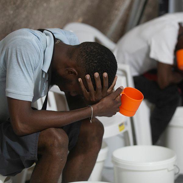 Patienter med kolerasymptom vid en klinik i Port-au-Prince som drivs av Läkare utan gränser. Arkivbild.
