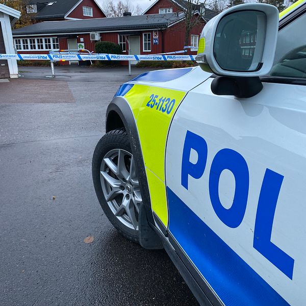 En polisbil vid en avspärrning i bostadsområdet Bojsenburg i Falun.