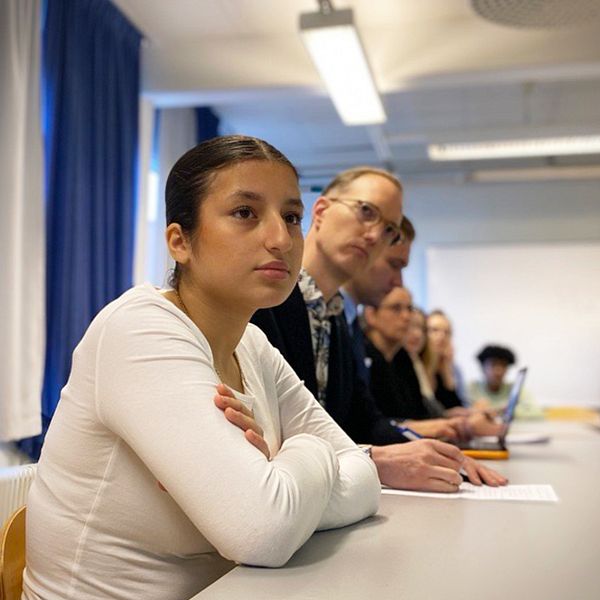 Elever i Bredängsskolan sitter i skolbänkar tillsammans med Liberalernas borgarråd Jan Jönsson