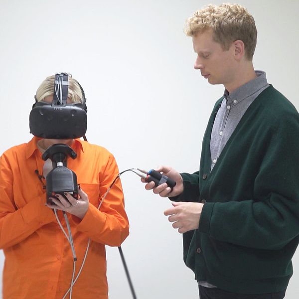 Reportern Lovisa Dehlin testar VR-doft på Stockholms universitet.