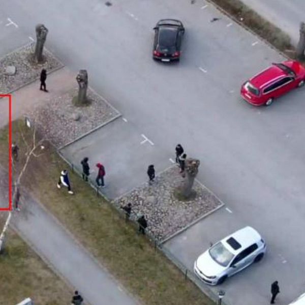 På bilden ser du den åtalade 16-åringen skjuta raket mot polisen i samband med den högerextremistiska Rasmus Paludan manifestationen.