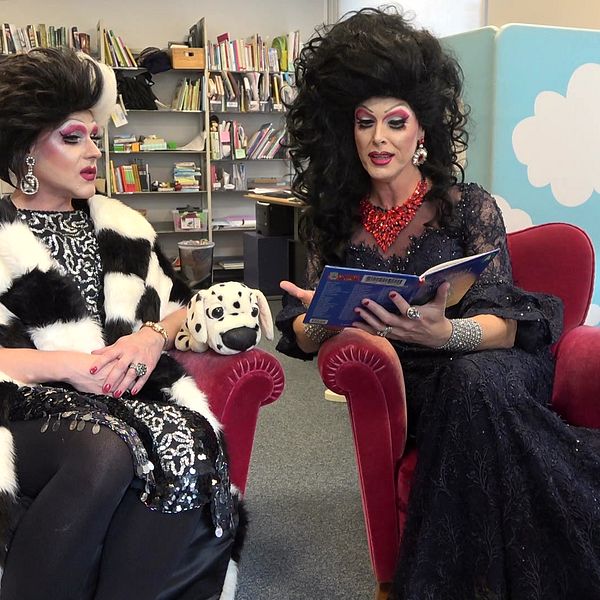 Dragshowartisterna Miss Busty och Miss Shameless på Malmö stadsbibliotek.