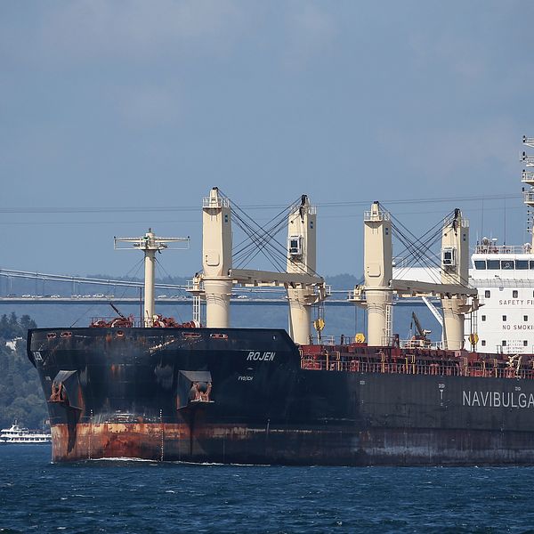 Maltesiska fartyget Rojen vid Bosporen i Svarta havet. Fartyget på väg från Tjornomorsk i Ukraina med 13 000 ton spannmål till Storbritannien.