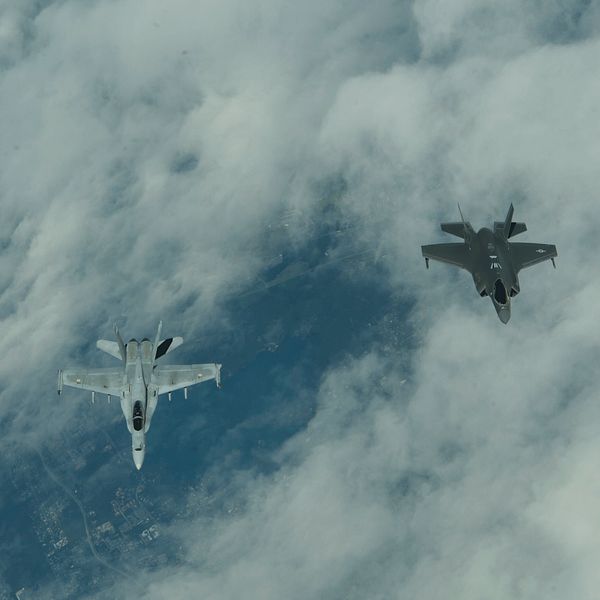 Två finska F-18 Hornet och två amerikanska F-35 stridsflygplan på väg till Åbo i Finland.