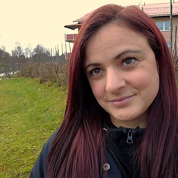 Sverigedemokraternas riksdagsledamot Sara Gille intervjuas av SVT i Dorotea kommun, där hon är bosatt. Hon är iklädd mörk höstjacka. I bakgrunden syns bebyggelse.