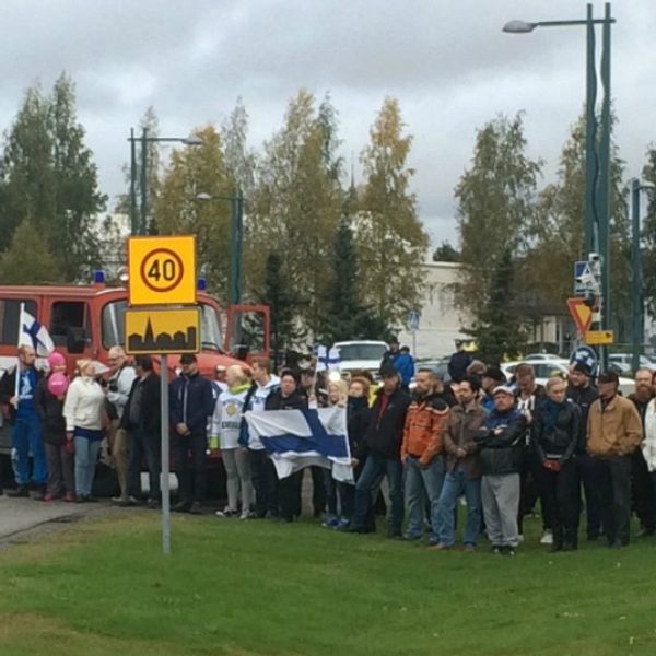 Ett hundratal demonstrerade mot flyktingar vid gränsen i Torneå.