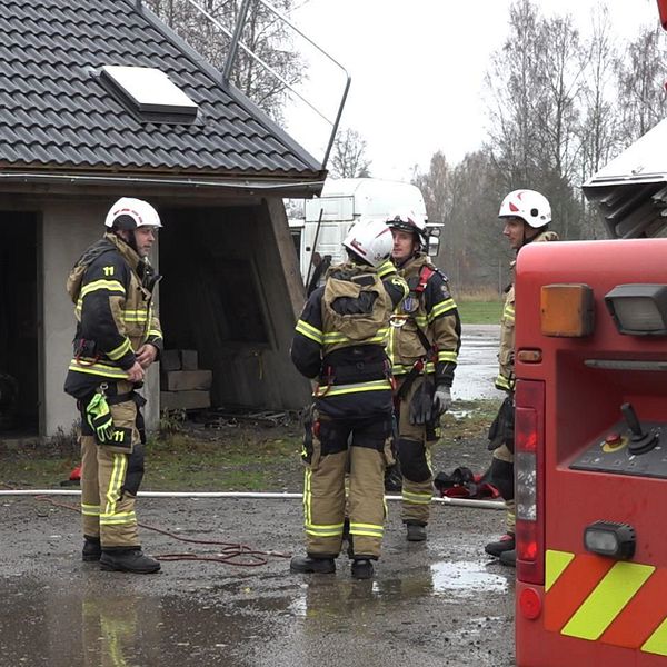Brandmän som övar på att släcka bränder på övningsområdet Nothemmet utanför Växjö. Marken är kraftigt förorenad av PFAS.