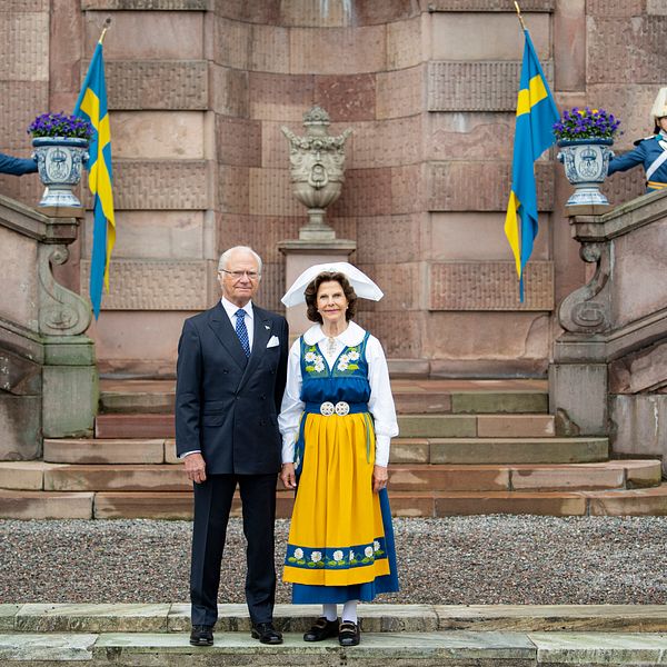 Kungen och drottning Silvia på Borggården i Stockholm. Den 25 maj kommer kungaparet till Linköping.
