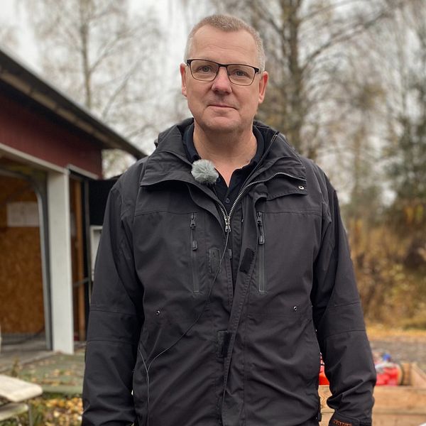 Roger Petersson, förbundschef på Värends Räddningsförbund, berättar om de olika åtgärdsalternativen för sanering av marken på Nothemmet utanför Växjö.