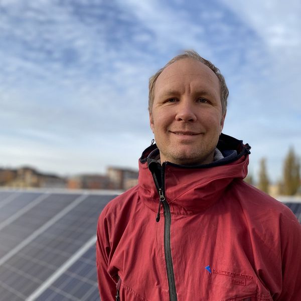 Mathias Fridahl, forskare vid Linköpings universitet, står på ett tak med solceller.