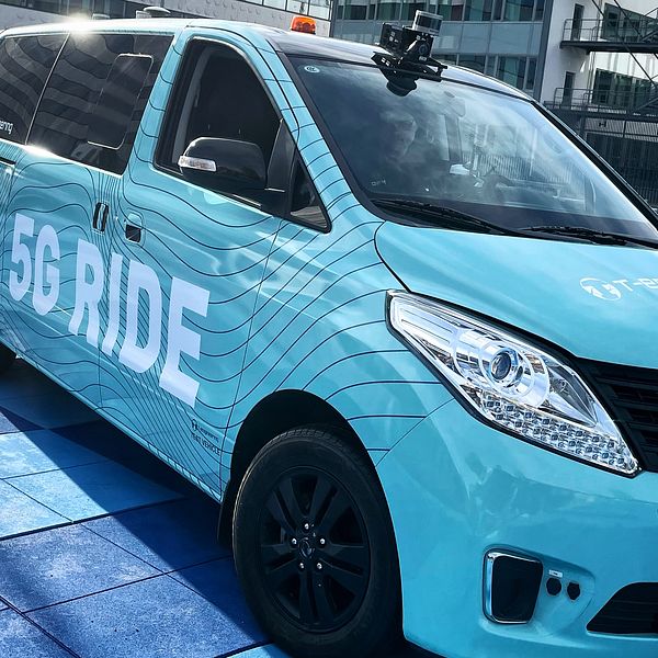 I Kista science park testas konceptet 5G-ride som provkör självkörande och elektriska fordon som i framtiden ska kunna ersätta dagens kollektivtrafik. Magnus Leonhardt är strategi- och innovationschef på Telia, en av flera aktörer involverade i projektet.
