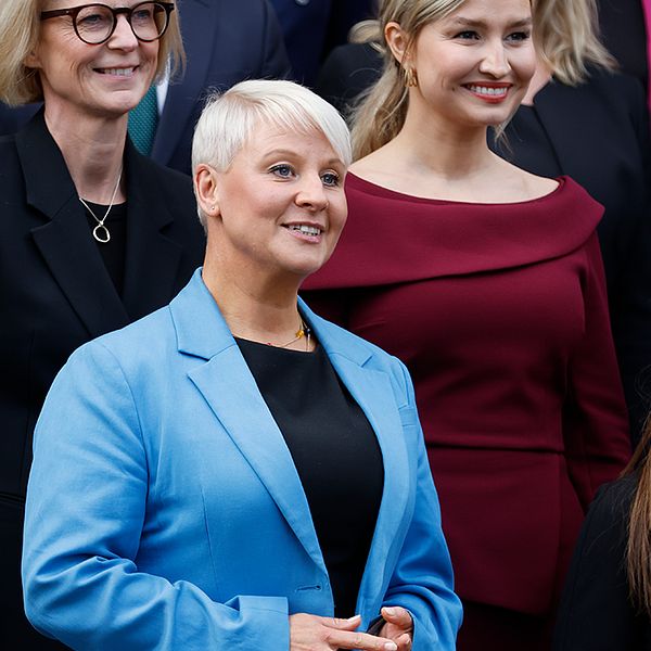 Bilden föreställer socialförsäkringsminister Anna Tenje (M) tillsammans med representanter på den nya regeringen.