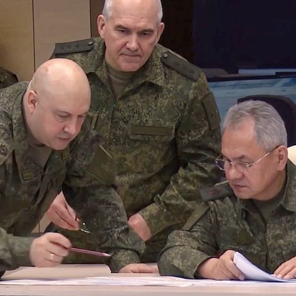 Rysslands försvarsminister Sergej Sjojgu (vänster) och general Sergej Surovikin (vänster). Foto distribuerat av ryska försvarsminsteriet via EPA/TT.