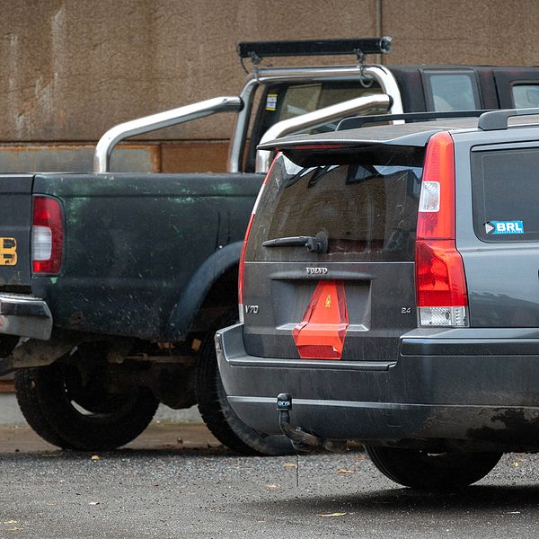 Två A-traktorer står parkerade bredvid varandra.