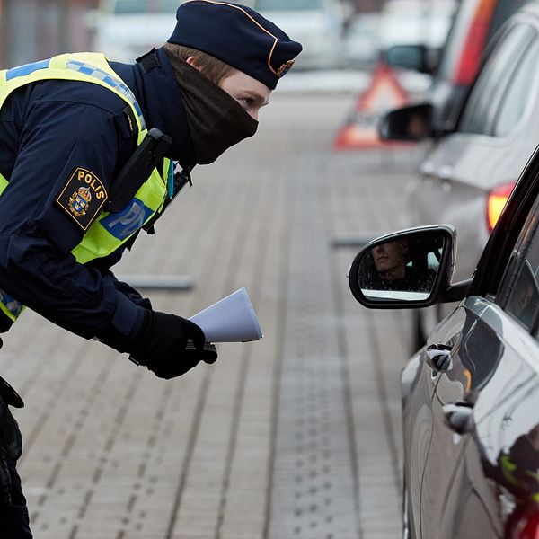 polis kontrollerar bil vid Öresundsbron