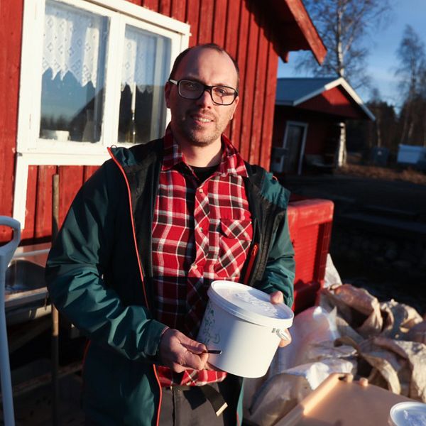 SVT intervjuar yrkesfiskaren Roland Stenman i byn Storön som testar nya smaker som exempelvis ost med surströmming. Roland har på sig en rödrutig skjorta och en grön jacka. I bakgrunden syns den röda experimentboden.