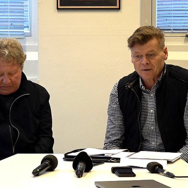 Kjell Andersson, tillförordnad vd på ÖFK, och elitbolagets ordförande Tom Pripp sitter vid ett bord framför en vit vägg och ser dystra ut när de berättar om det ekonomiska läget i Östersunds fotbollsklubb.