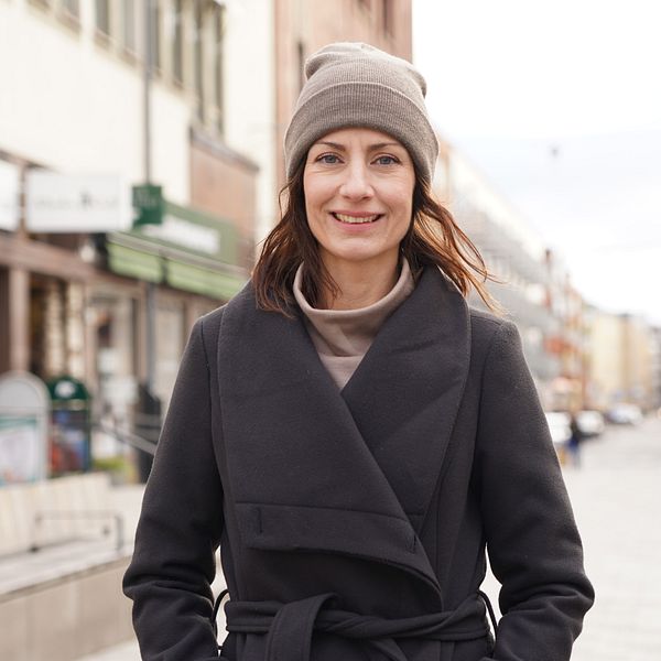 Konsumentrådgivare Sandra Mansour står leende på gågata