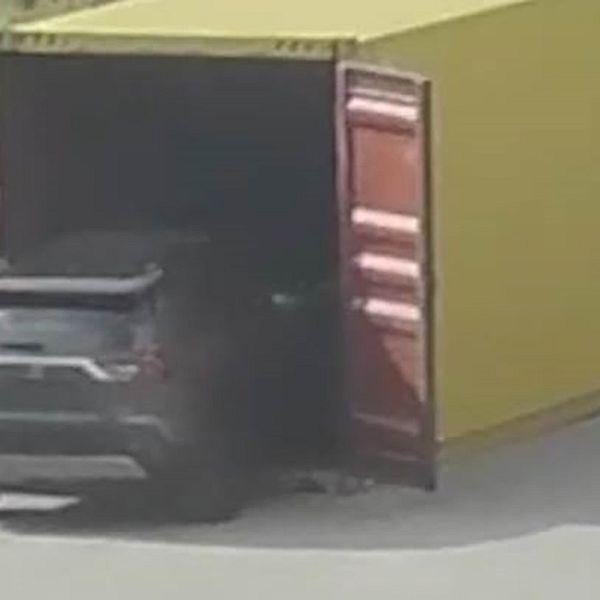 Bild på en av de stulna bilarna som polisen beslagtog när den lastades in i en container för att lämna landet.