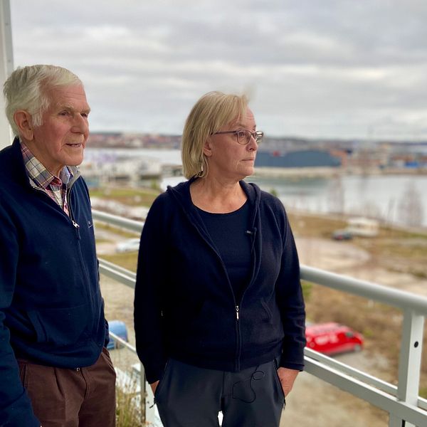 Göte Bohman och Yvonne Johansson står på en balkong och blickar ut över den nya stadsdelen Västra hamnen i Hudiksvall.