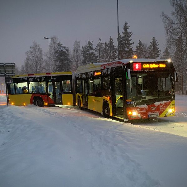 Avåkt buss i snöväder.