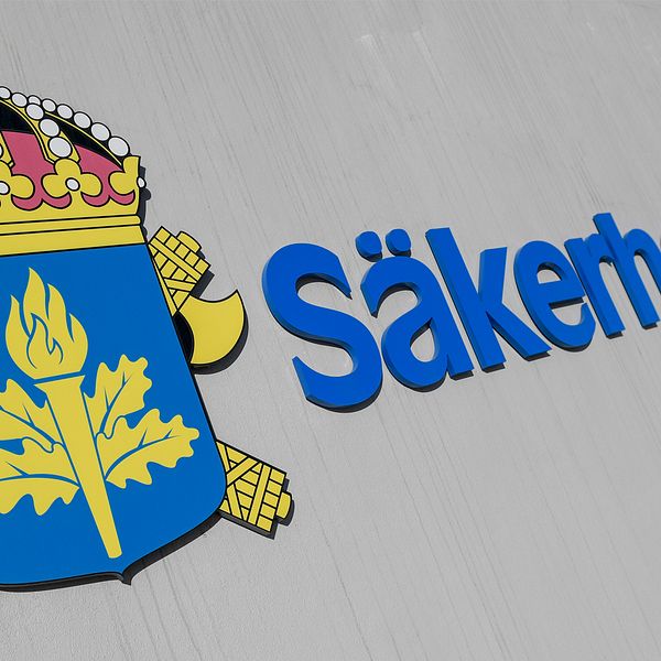 Bilden föreställer en skylt utanför Säpos huvudkontor där det står Säkerhetspolisen.