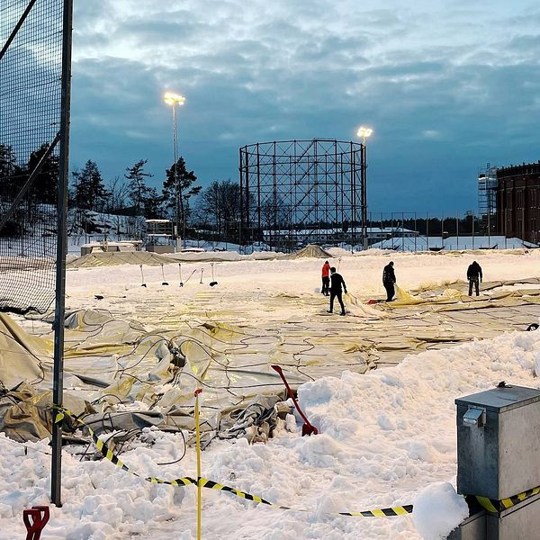 JB Hallen på Hjorthagens IP fick tas ner då snön som legat på blev för tungt.